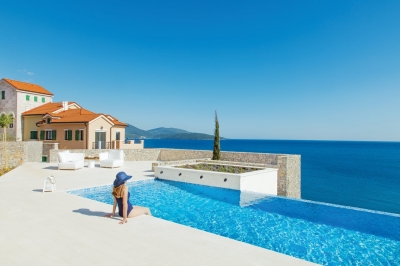 Pool mit Meerblick in Luštica Bay (Luštica Development A.D. (PR Fotos))  Copyright 
Información sobre la licencia en 'Verificación de las fuentes de la imagen'